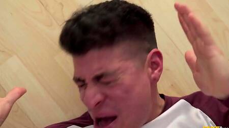 Подрочил на грудастую сестру и трахнул её