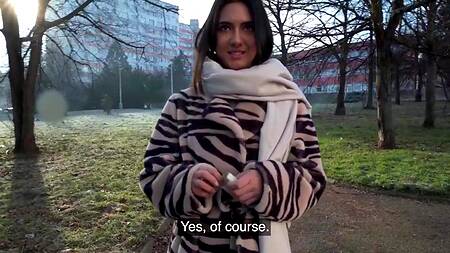 Заплатил красотке деньги и поимел её в подсобке