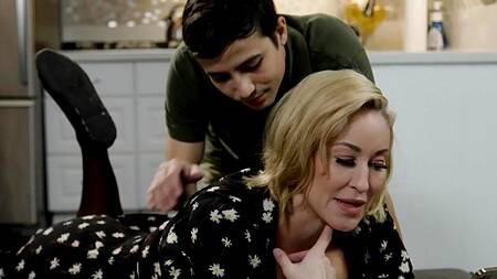 Молодой пацан трахает мамку друга на постоянной основе