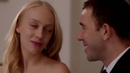 Невеста наслаждается первой брачной ночью