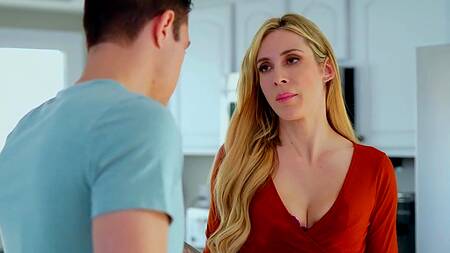 Мачеха стесняется трахаться с пасынком, поэтому закрывает ему глаза