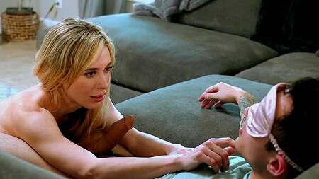 Мачеха стесняется трахаться с пасынком, поэтому закрывает ему глаза