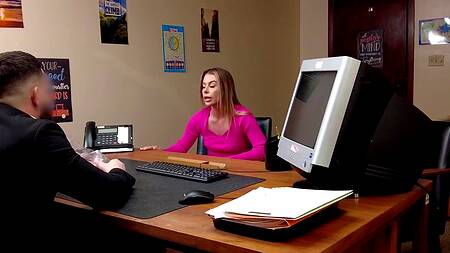 Начальник находит дилдо в столе подчиненной и разводит её на интим