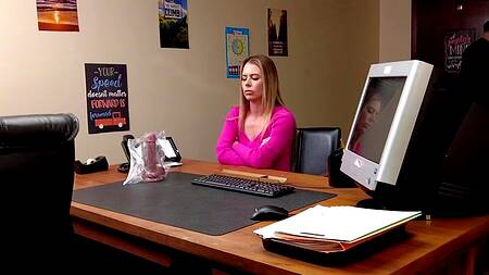 Начальник находит дилдо в столе подчиненной и разводит её на интим