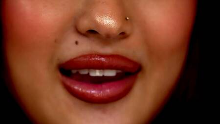 Рыжая азиатка в развратном платье соблазняет соседа