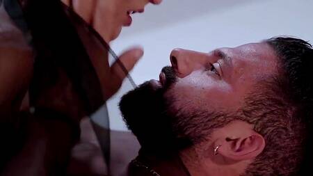 Стройная красотка с масле занимается нежным сексом