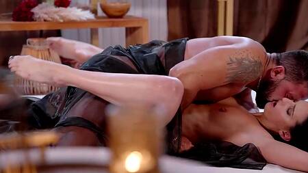 Стройная красотка с масле занимается нежным сексом