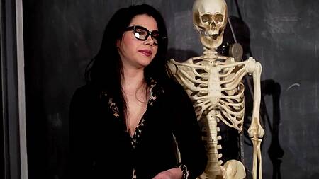 Занимательный урок анатомии с сексуальной Valentina Nappi