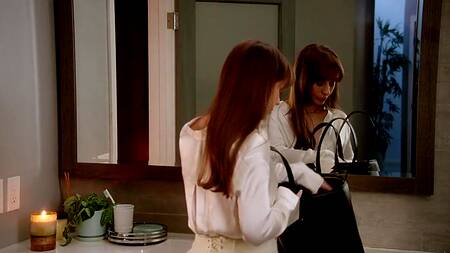 Босс во время переезда трахает красивую сотрудницу в попку