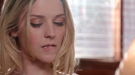 Худенькая падчерица соблазняет отчима голым телом