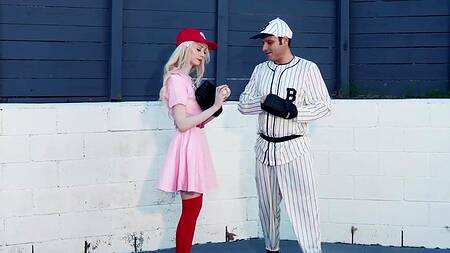 Подружки сыграли в бейсбол и занялись сексом с мужиками