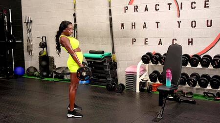 Белый уборщик размял ногу красивой негритянки и поимел её