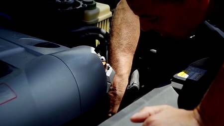 Вывозит милфу в пустыню, чтобы там её трахать