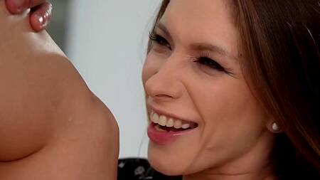 Развратная работница дает двум коллегам в обе дырки