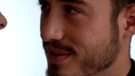 Развратная работница дает двум коллегам в обе дырки