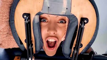 Массажист нажимает на нужную точку и трахает клиенту в жопу