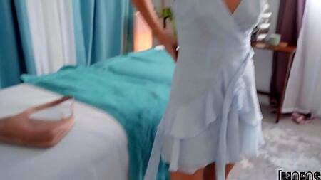 Массажист нажимает на нужную точку и трахает клиенту в жопу