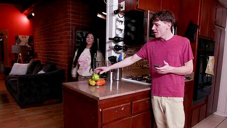 Увидел сиськи сестры и развел её на секс