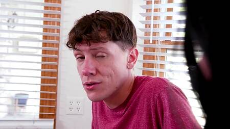 Увидел сиськи сестры и развел её на секс