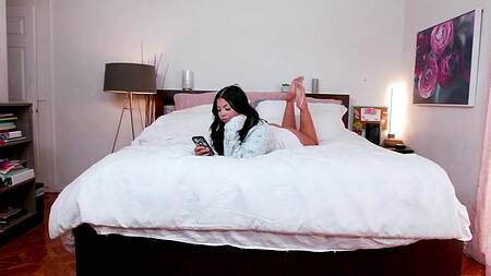 Увидел сиськи сестры и развел её на секс