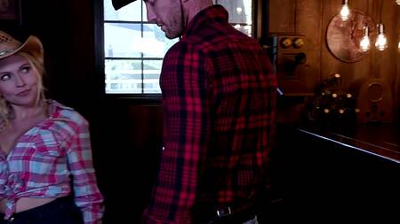 Зашел в ковбойский бар и трахнул барменшу