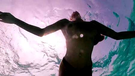 Загорал голым и трахнул красотку