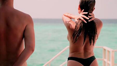 Загорал голым и трахнул красотку