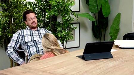 Новая сотрудница в первый рабочий день ублажает босса