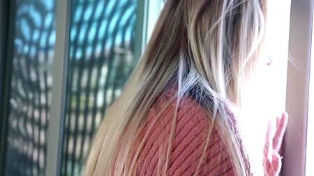 Новая сотрудница в первый рабочий день ублажает босса