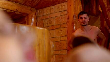 Парень после душа трахает блондинку в попку