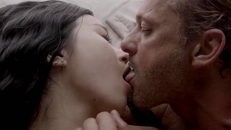 Азиатская студентка приходит к преподу раньше, чтобы трахнуться