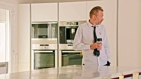 Кудрявая смуглянка ведется на большой хуй и изменяет мужу