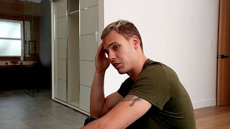 Рыжая мамочка в белье совращает соседского паренька и дает в жопу