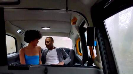 Чернокожая пара предлагает таксисту присоединиться