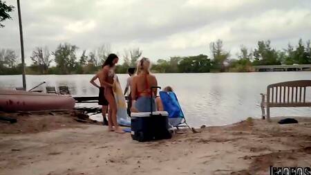 Поехал с друзьями на рыбалку и там трахнул подругу