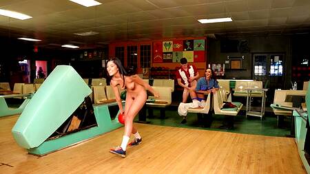 Две подруги пошли играть в боулинг и занялись сексом втроем