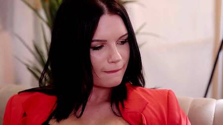 Красотка возбуждает парня ногами и трахается с ним