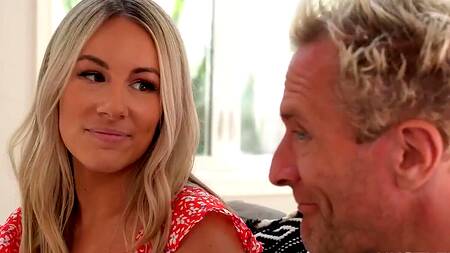 Познакомил милую девушку с отцом, а тот её трахнул