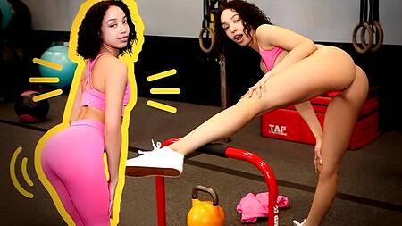 Кудрявая мулатка соблазняет парня в спортзале