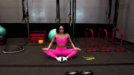 Кудрявая мулатка соблазняет парня в спортзале