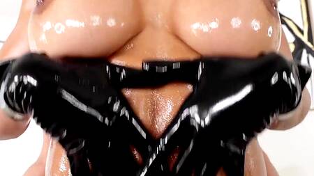 Негритянка в латексе обожает жесткий анал