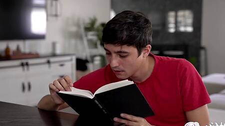 Азиатка в сексуальном наряде соблазняет студента