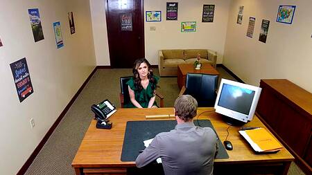 Милфа получает работу после секса с камшотом