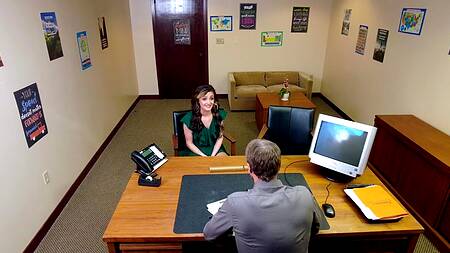 Милфа получает работу после секса с камшотом