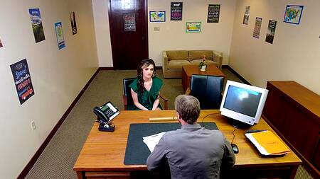 Милфа получает работу после секса с камшотом