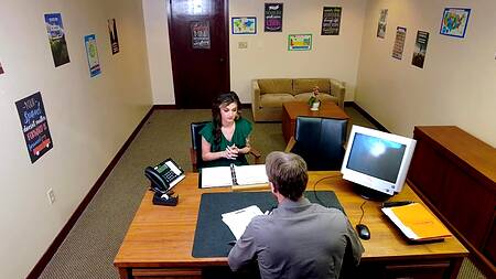 Милфа получает работу после секса с камшотом