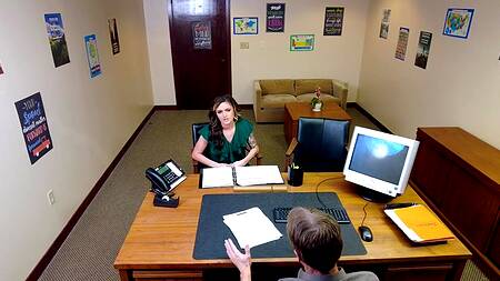 Милфа получает работу после секса с камшотом