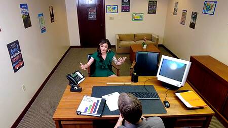 Милфа получает работу после секса с камшотом