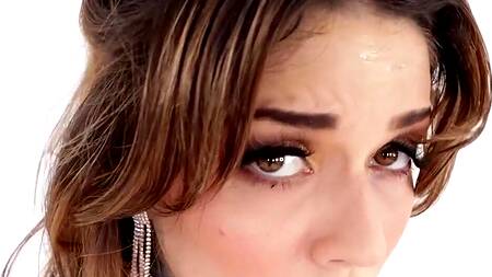 Татуированная в латексе заливает тело маслом и дает в жопу