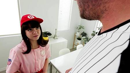 Миниатюрная телка выбирает секс вместо бейсбола